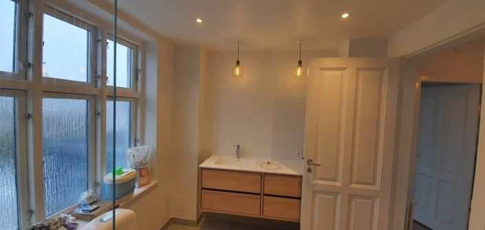 Uanset om du ønsker en minimalistisk stil eller et mere luksuriøst badeværelse, kan vi stå for renovering af badeværelset.